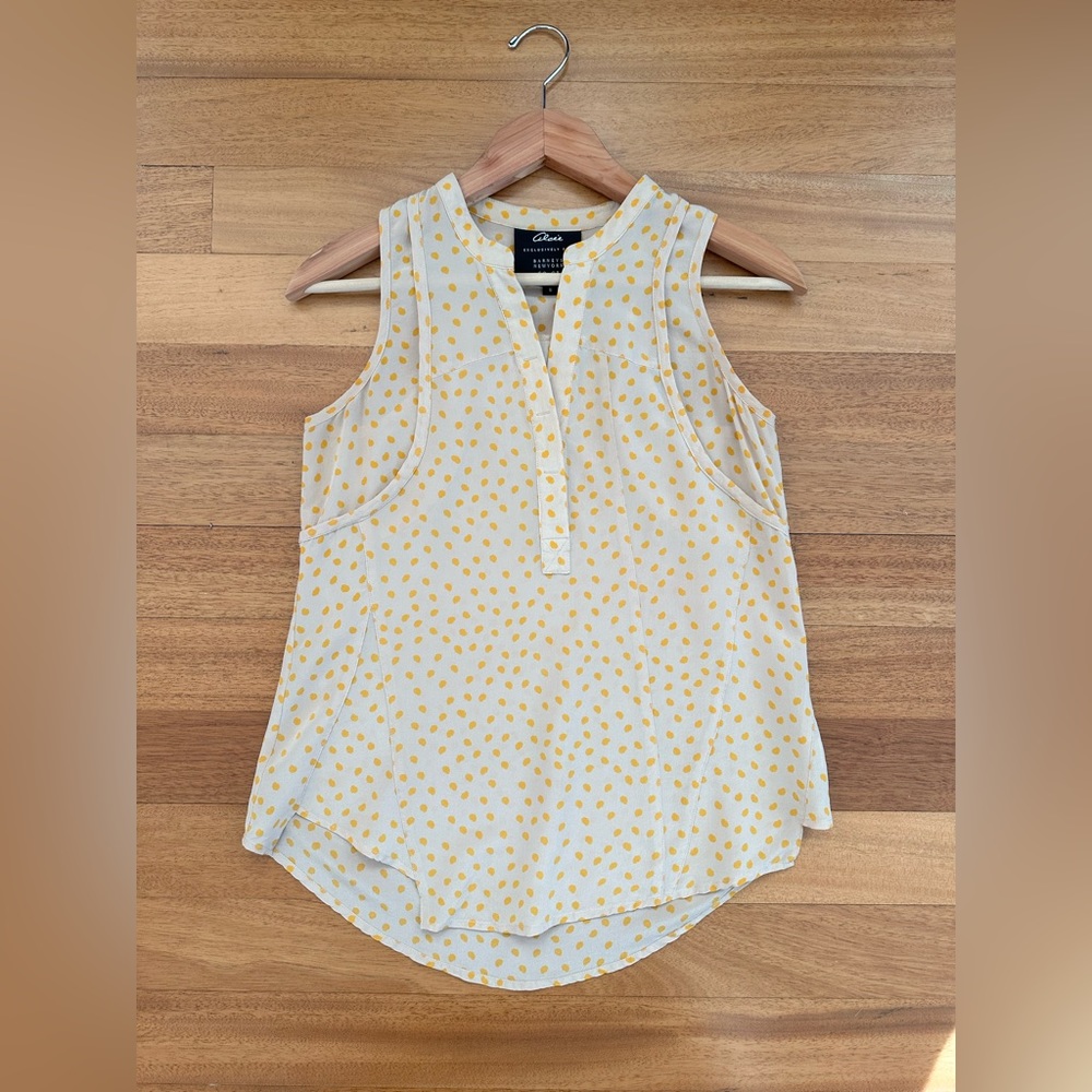 Alcee Barneys New York sleeveless blouse - size SMALL, Tan and Turmeric dot